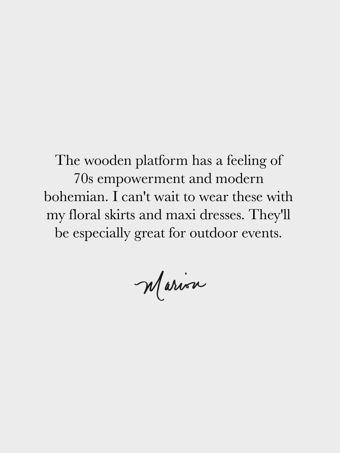Text on a white background describing a wooden platform with 70s empowerment and modern bohemian style, suitable for floral skirts and maxi dresses.