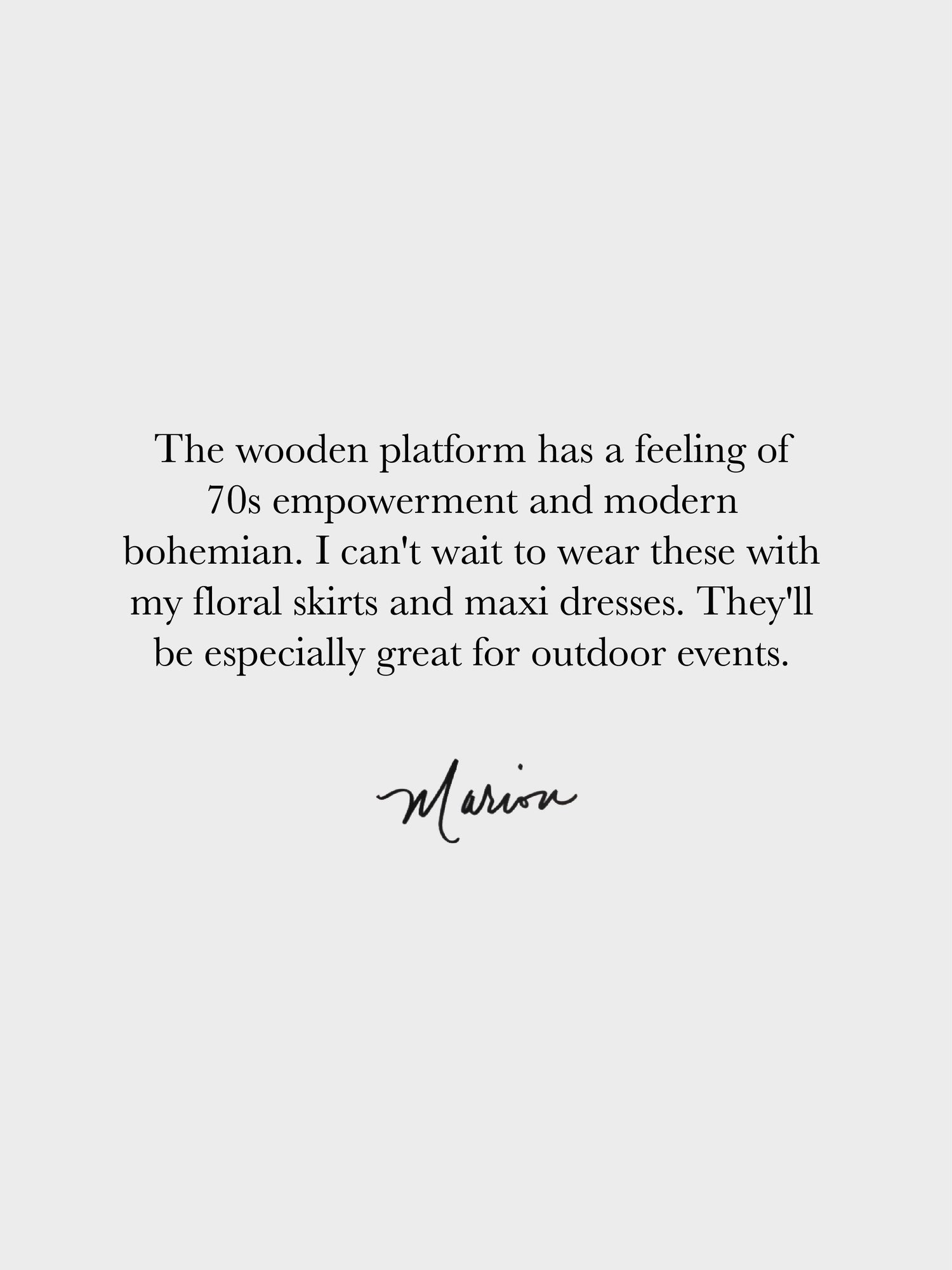 Text on a white background describing a wooden platform with 70s empowerment and modern bohemian style, suitable for floral skirts and maxi dresses.